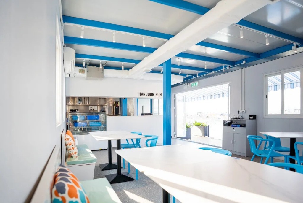 藍白色的餐廳由貨櫃改建而成，概念沿於希臘海邊小屋。